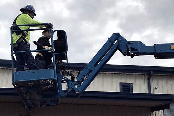 Trabajo en plataforma elevadora en una instalación